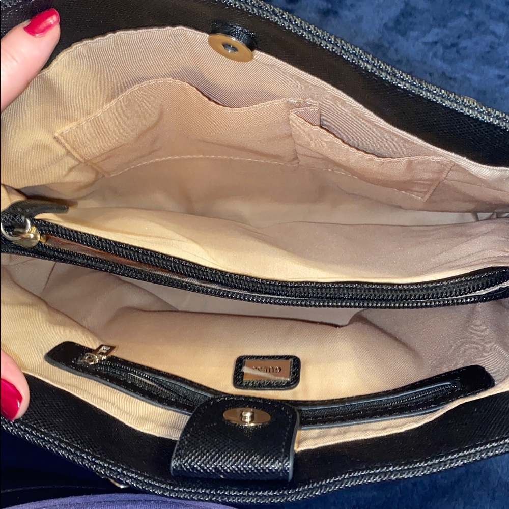 Guess purse - Picture 3 of 3